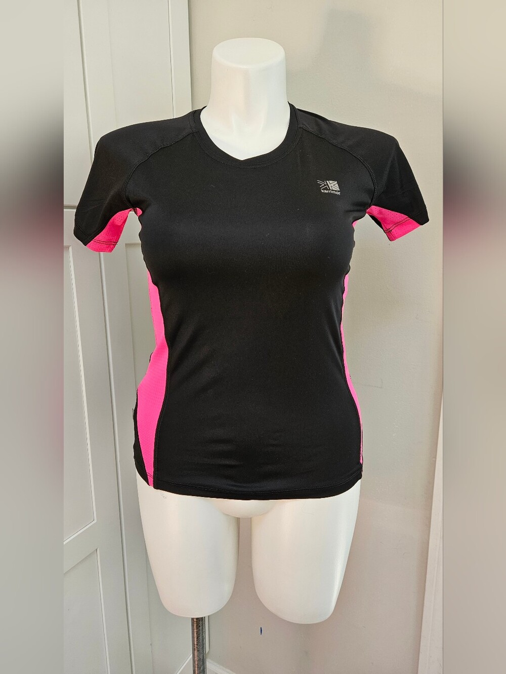 Karrimor RUN Women's Short Sleeve Athletic Top Black Pink Size US 8 NWOT